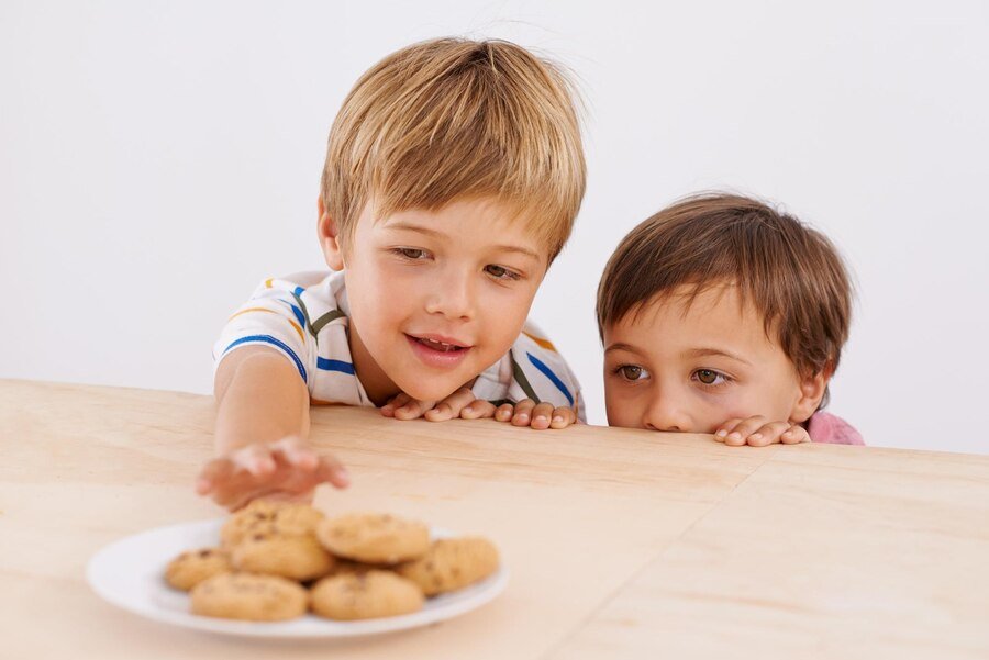 kids eating cookies